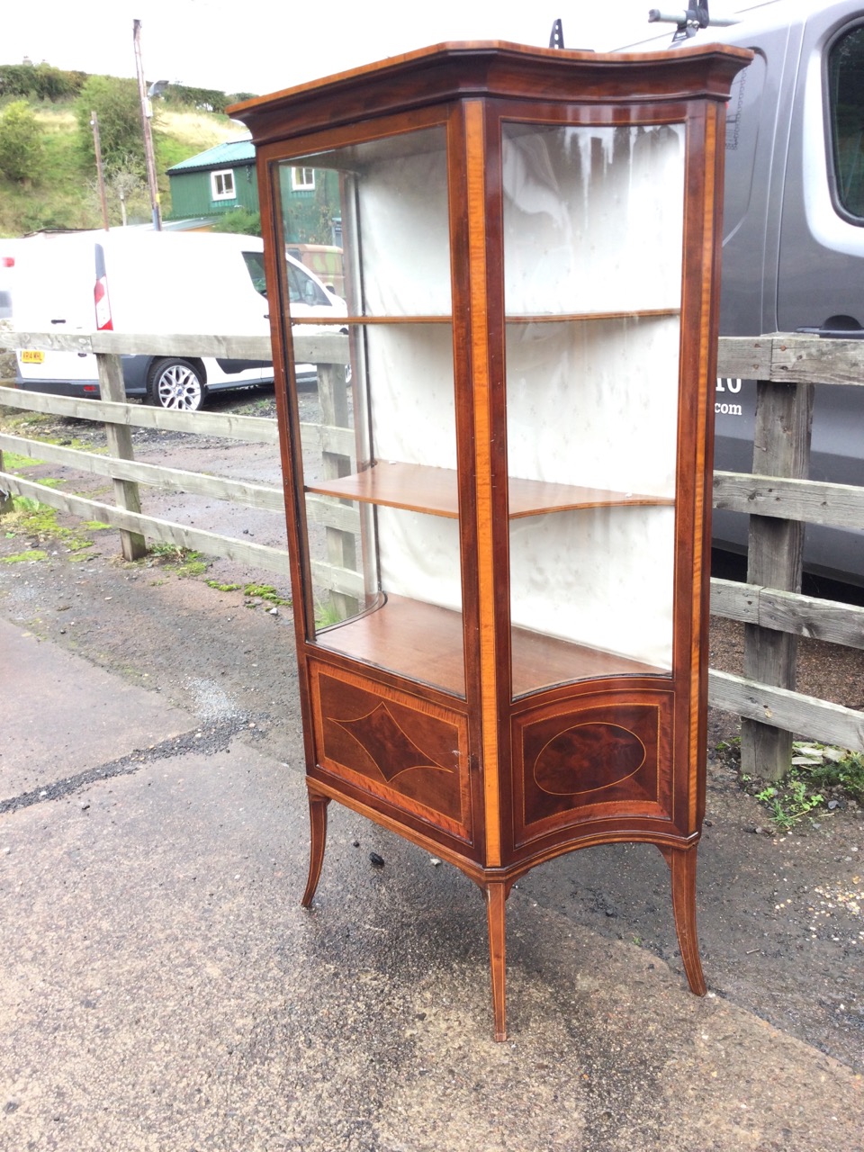 An Edwardian mahogany vitrine by Maple & Co, the satinwood crossbanded cabinet with concave glass - Bild 3 aus 3