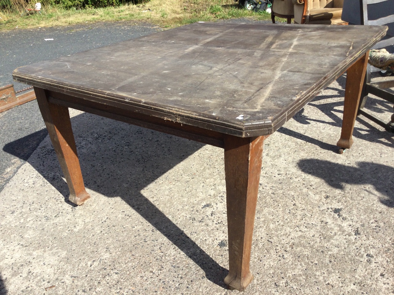 An Edwardian mahogany dining table with canted moulded top raised on square tapering column legs - Image 3 of 3