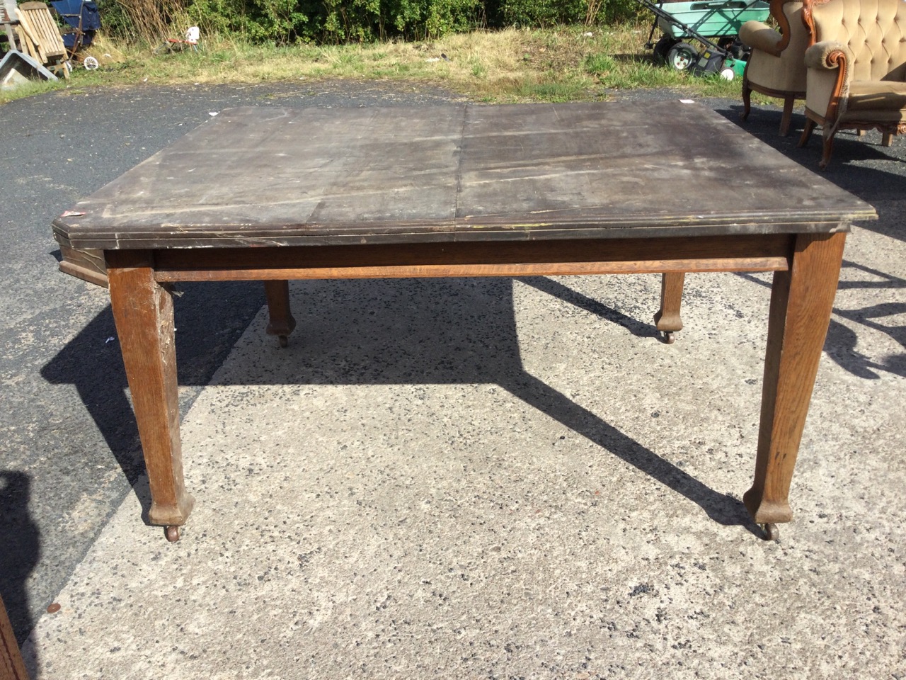 An Edwardian mahogany dining table with canted moulded top raised on square tapering column legs - Image 2 of 3