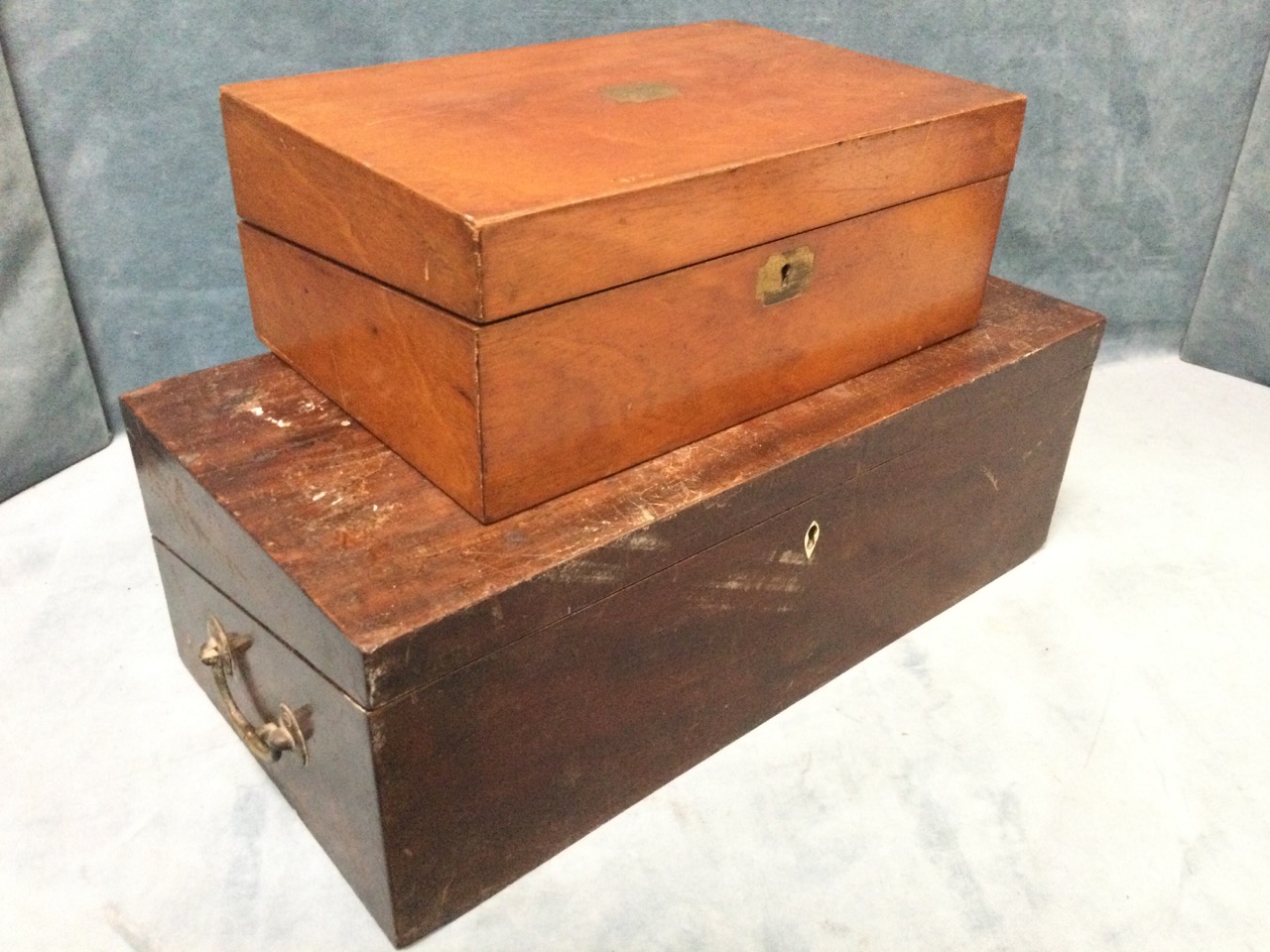 A Victorian mahogany writing box with velvet lined slope, pen tray, two glass inkwells and stamp - Image 3 of 3