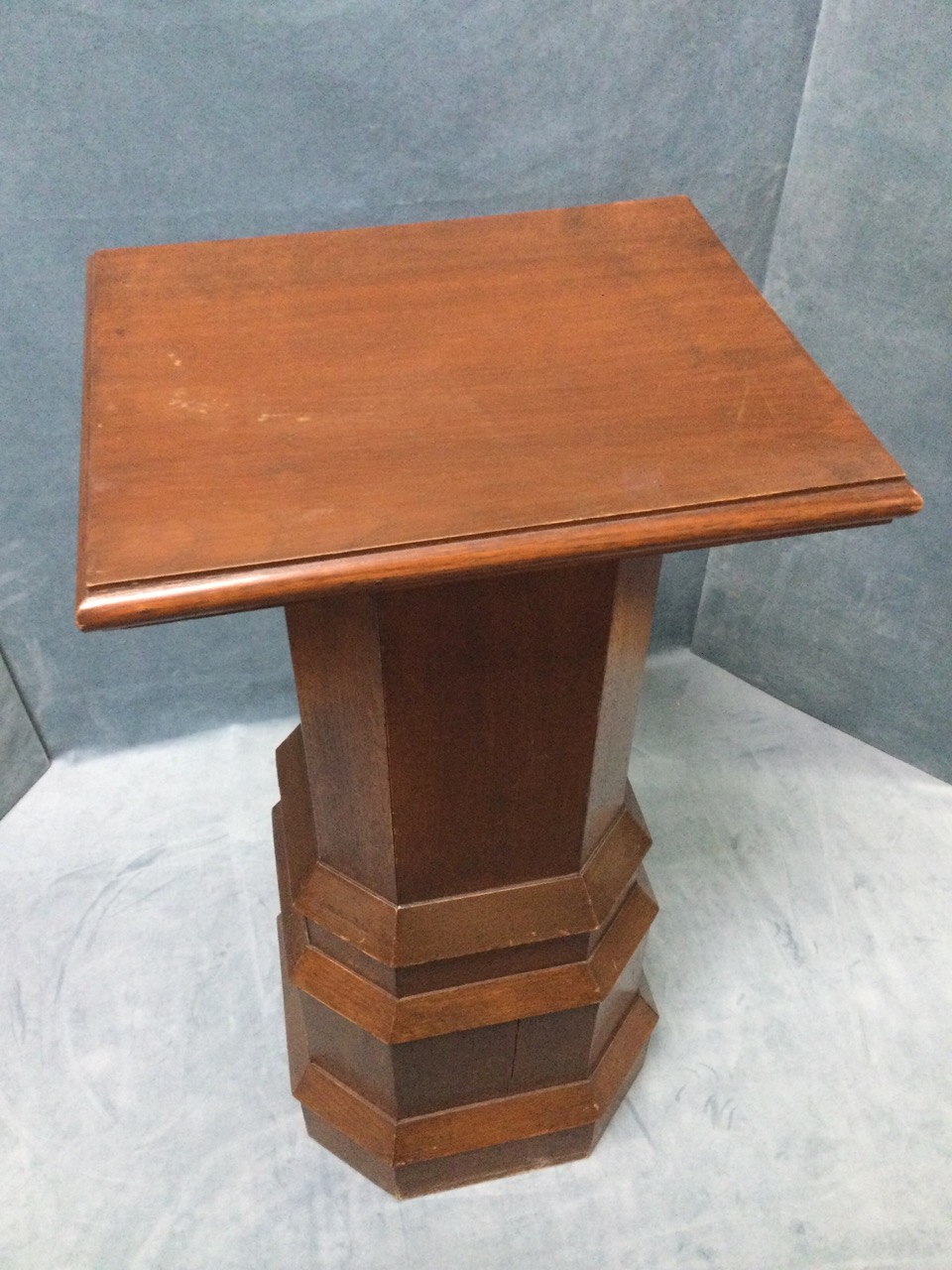 An oak lectern table or plantstand with rectangular moulded top on square canted column above an - Bild 2 aus 3