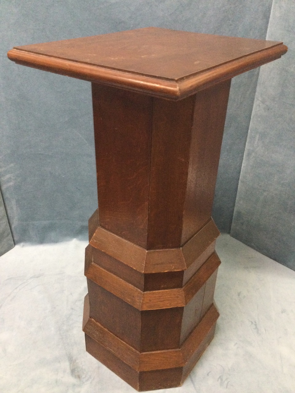 An oak lectern table or plantstand with rectangular moulded top on square canted column above an - Bild 3 aus 3