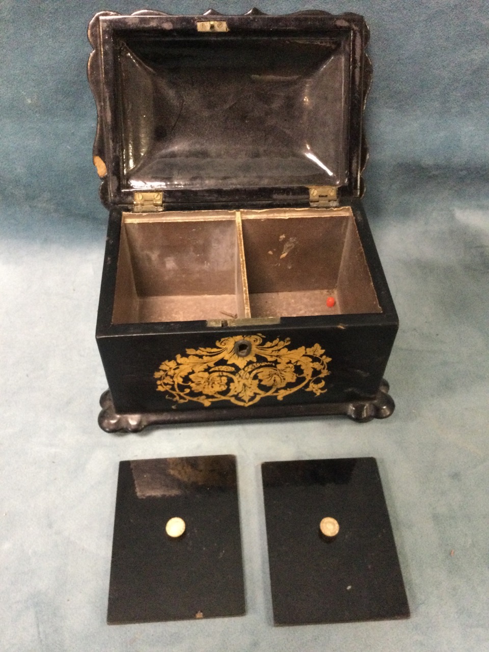 A Victorian papiémaché tea caddy inlaid with mother-of-pearl decoration and foliate scrolled gilding - Image 2 of 3