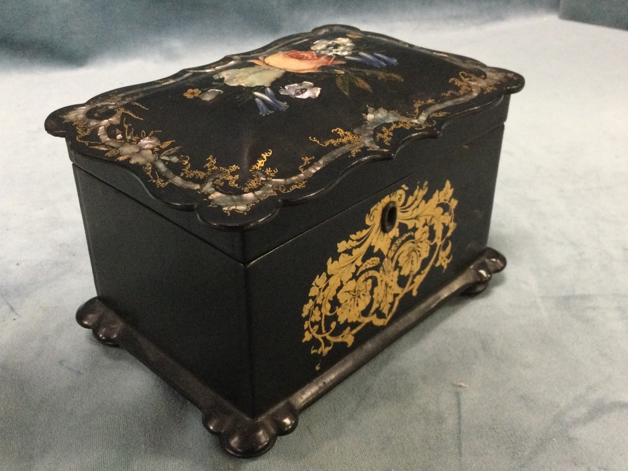 A Victorian papiémaché tea caddy inlaid with mother-of-pearl decoration and foliate scrolled gilding - Image 3 of 3