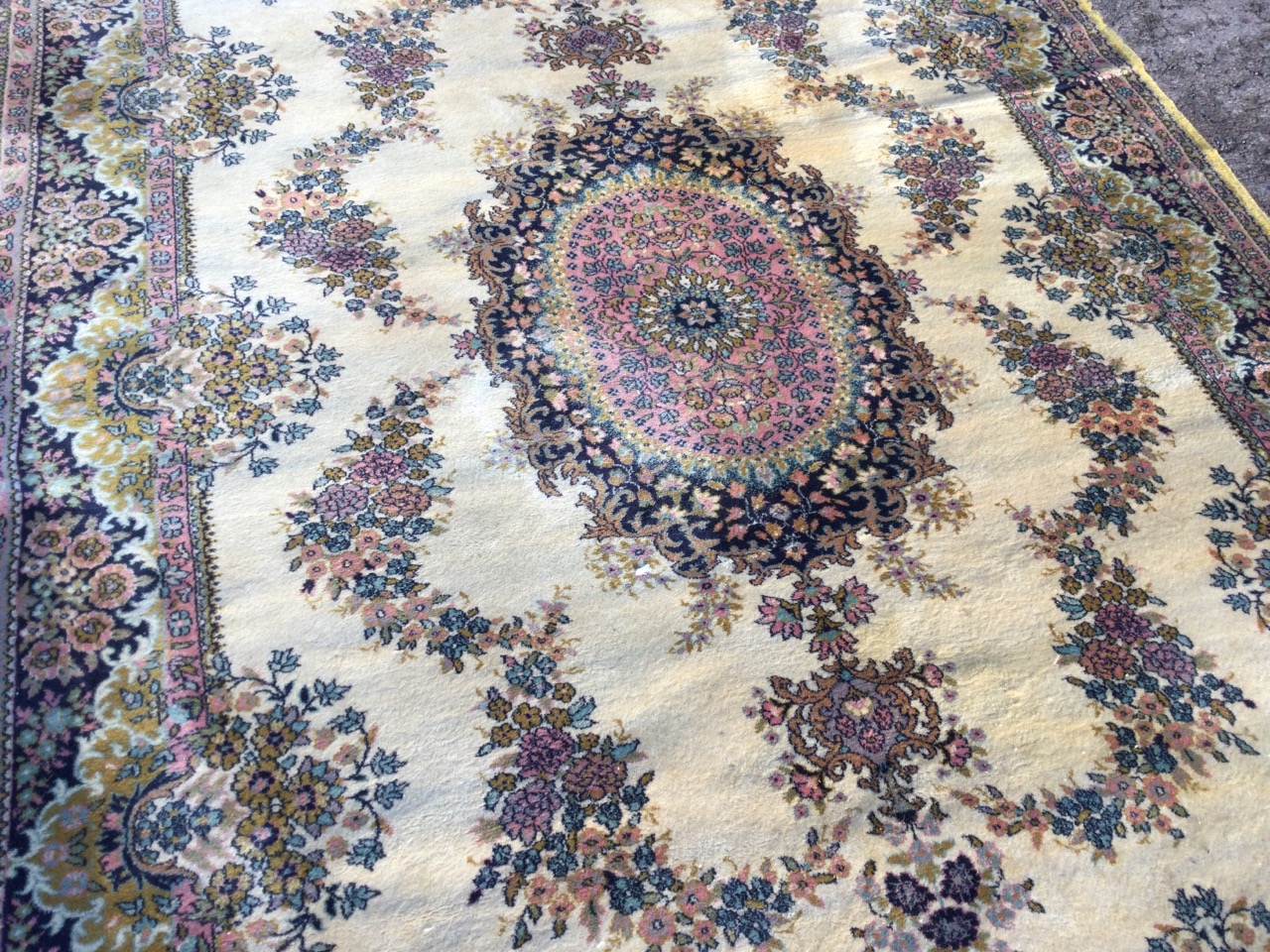 An Axminster rug woven in the oriental manner with oval floral medallion framed by garlands on - Bild 2 aus 3