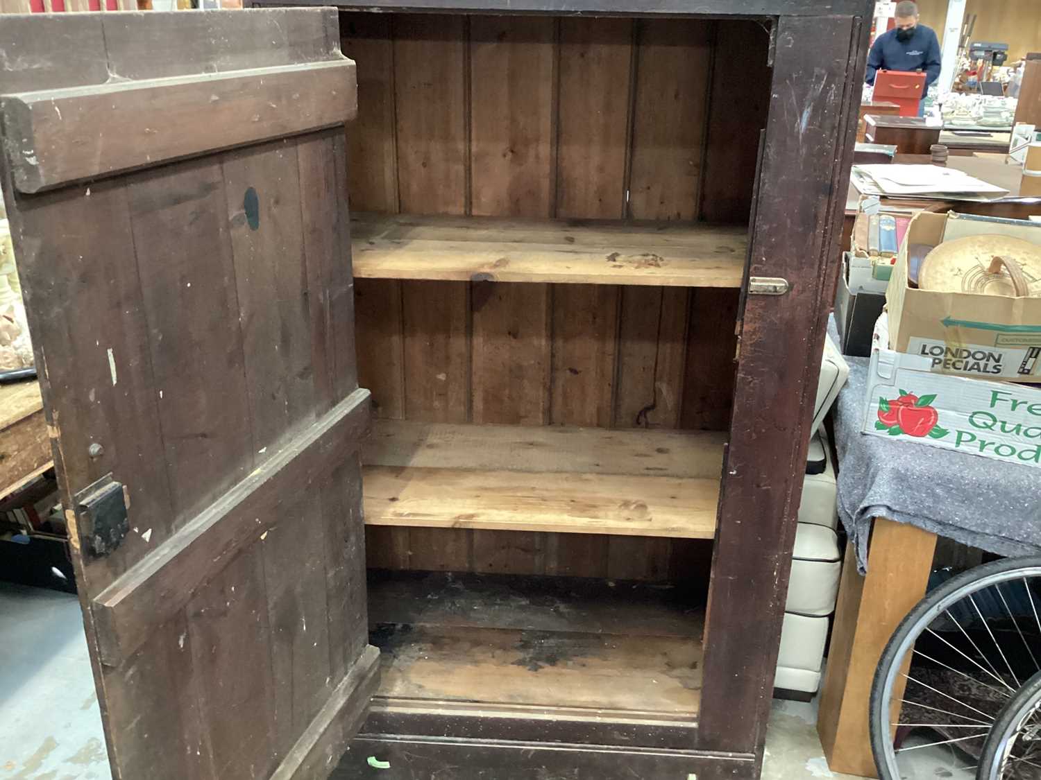 Old stained pine cupboard with interior shelves enclosed by single door, with drawer below, 88.5cm w - Image 3 of 7