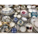Quantity of decorative ceramics, tea and dinnerware