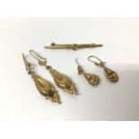 9ct gold bar brooch and two pairs 9ct gold Indian style drop earrings