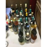 Thirty bottles of assorted white wines (30)