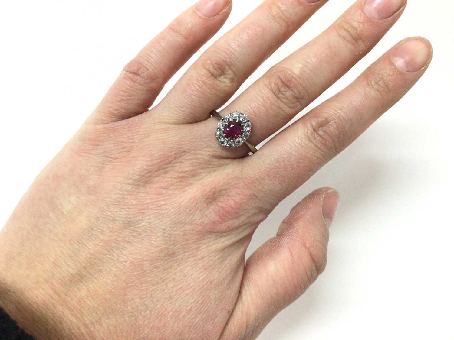 Antique ruby and diamond cluster ring - Image 4 of 5