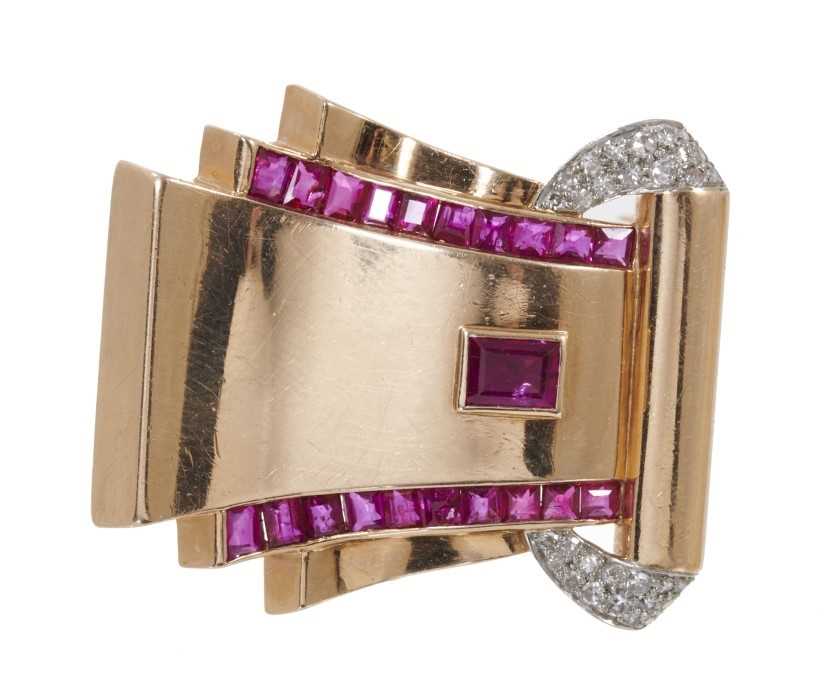 1940s Art Deco Odeonesque rose gold diamond and synthetic ruby clip, the undulating rose gold scroll - Image 5 of 10