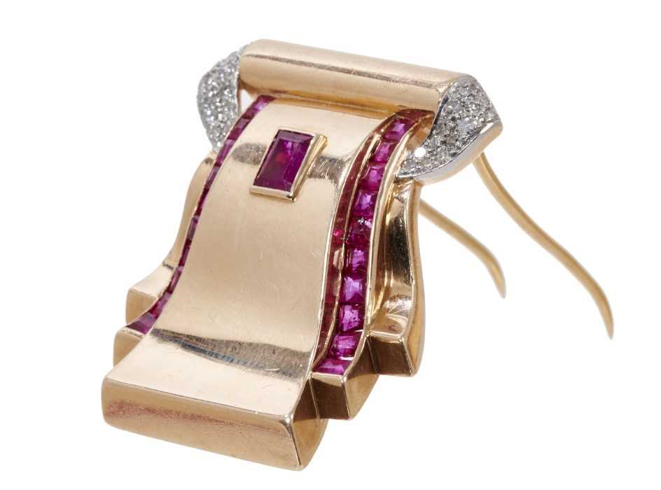 1940s Art Deco Odeonesque rose gold diamond and synthetic ruby clip, the undulating rose gold scroll - Image 6 of 10