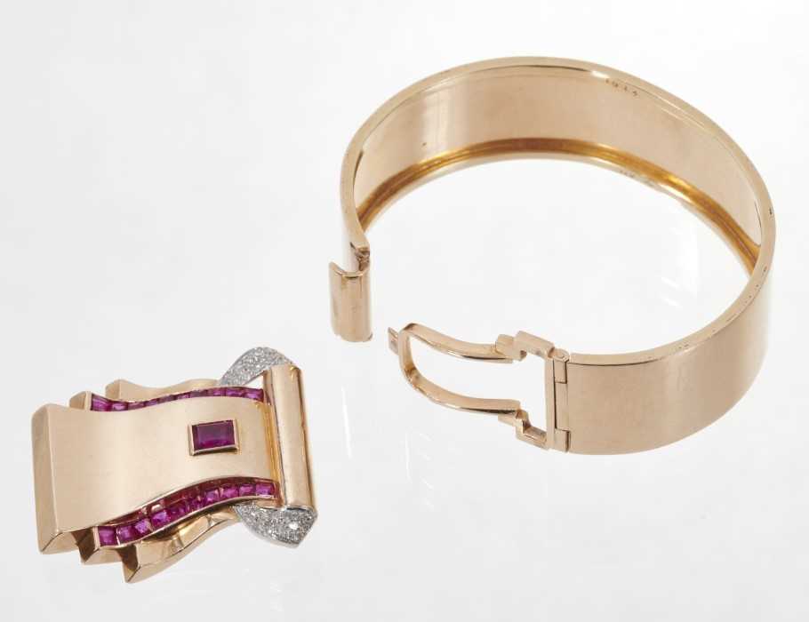 1940s Art Deco Odeonesque rose gold diamond and synthetic ruby clip, the undulating rose gold scroll - Image 4 of 10