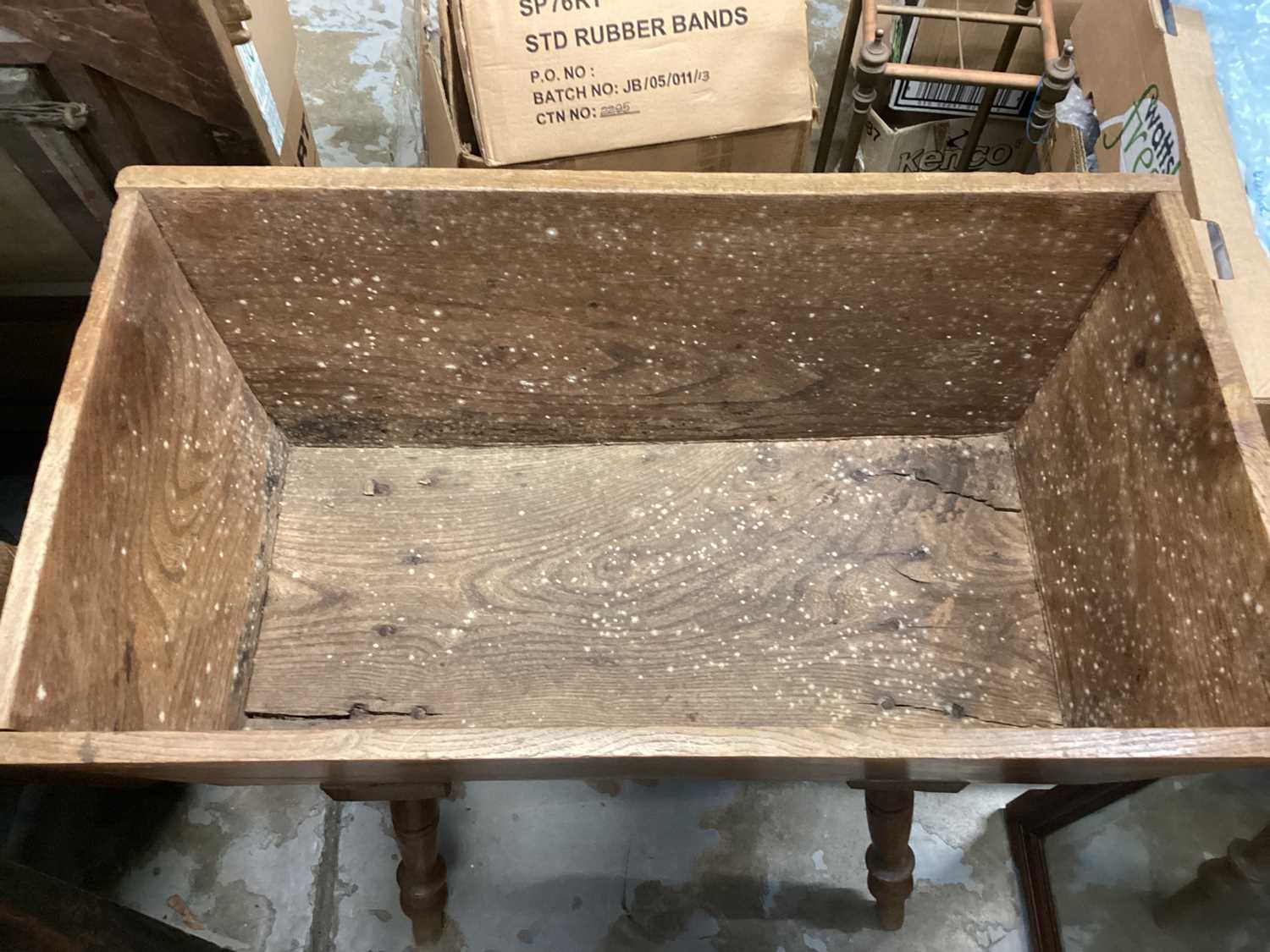 19th century elm dough trough with lid on turned legs 82 cm - Image 6 of 7