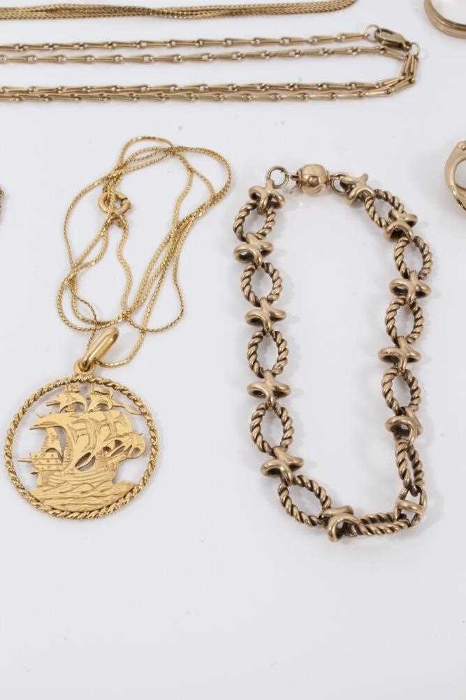 Group of 9ct gold and yellow metal jewellery and 18ct gold chain - Image 3 of 6