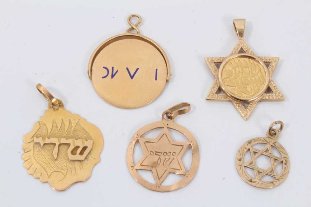 Group of five gold Jewish pendants to include 14ct gold, 9ct gold and yellow metal Star of David pen - Image 2 of 2