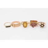 Five yellow metal rings to include five band ring set with synthetic rubies, cultured pearl cluster