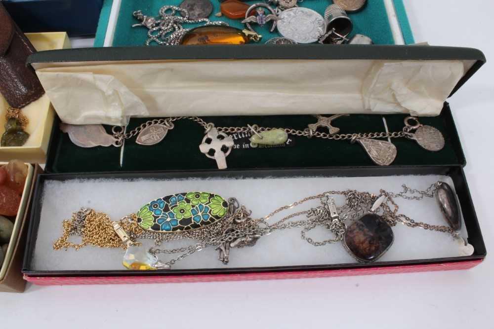Collection of vintage and costume jewellery to include silver charm bracelets - Image 5 of 7