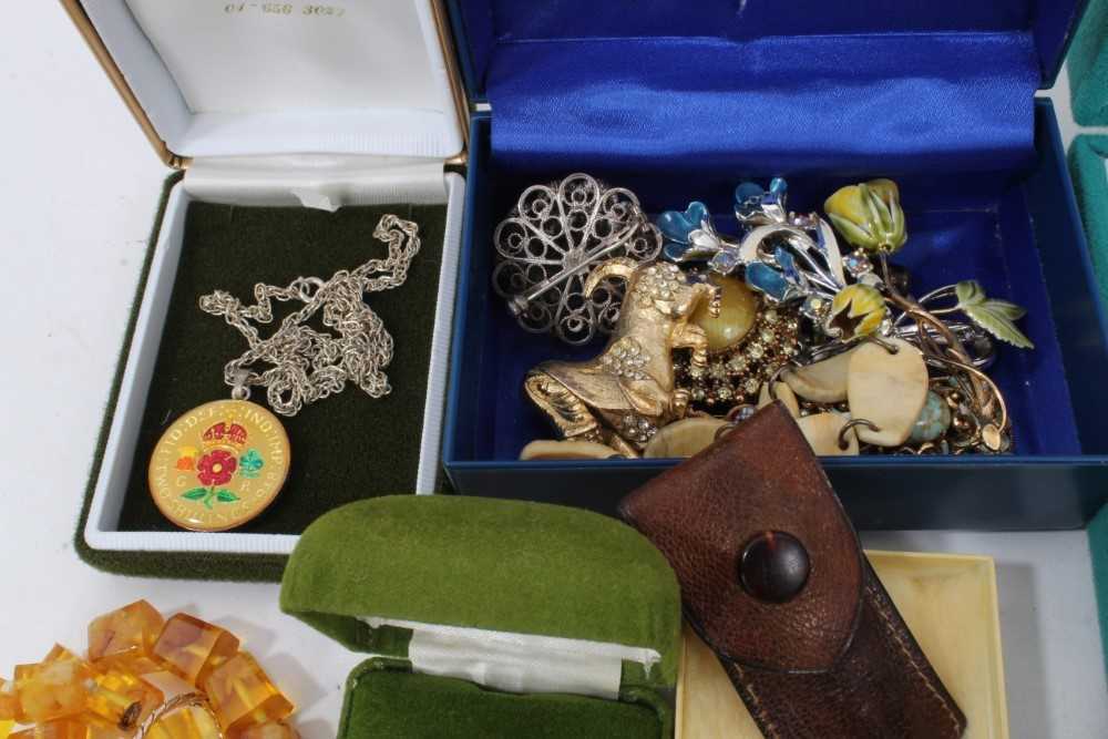 Collection of vintage and costume jewellery to include silver charm bracelets - Image 6 of 7