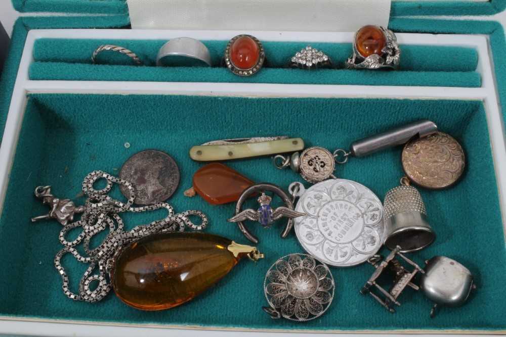 Collection of vintage and costume jewellery to include silver charm bracelets - Image 4 of 7
