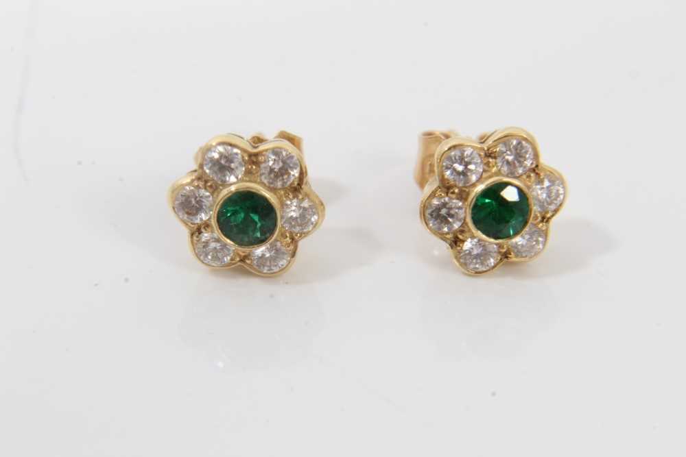 18ct gold diamond and emerald flower head cluster pendant on chain and pair matching earrings - Image 3 of 3