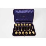 Victorian set of 12 silver gilt Onslow pattern tea spoons, in original fitted case