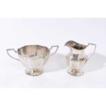 George V silver jug and sugar bowl of octagonal form (London 1915), 15ozs