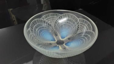 Rene Lalique Coquilles pattern opalescent glass bowl, signed on base, 20cm diameter