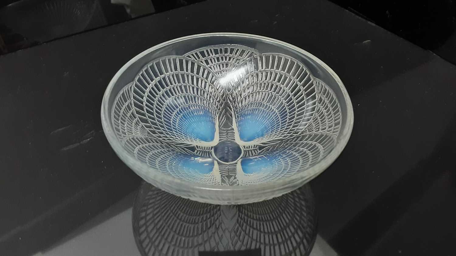 Rene Lalique Coquilles pattern opalescent glass bowl, signed on base, 12.5cm diameter