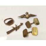 Group 9ct gold jewellery to include RAF sweetheart brooch