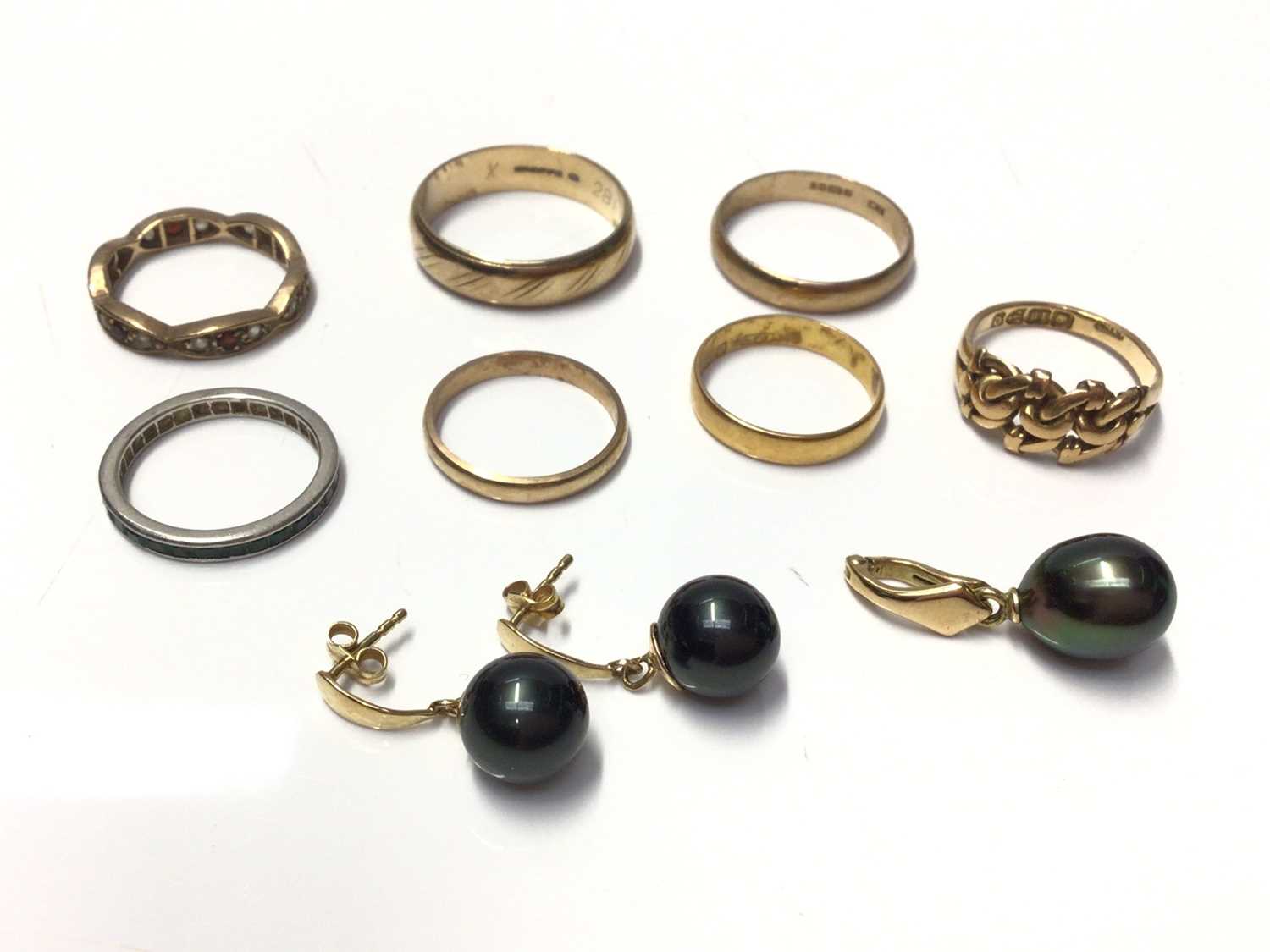 Group of gold jewellery to include 22ct gold wedding ring, Victorian 18ct gold keeper ring, four 9ct