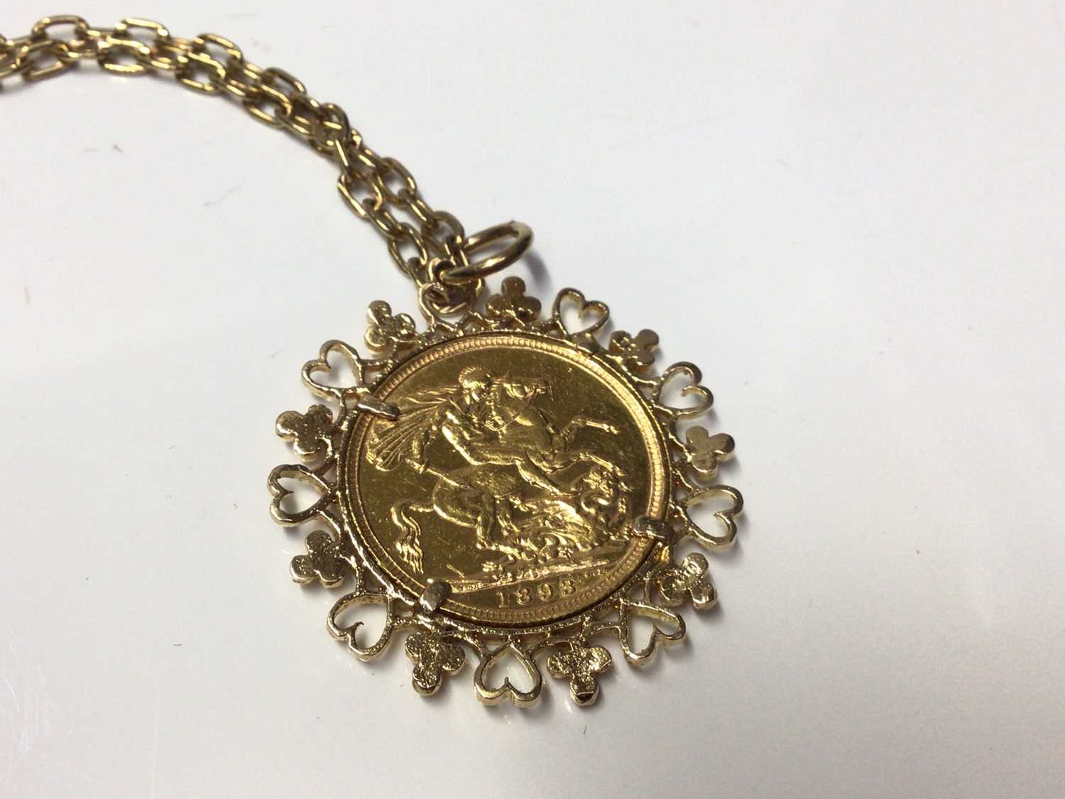 Victorian gold sovereign in 9ct gold pendant mount on chain - Image 2 of 2