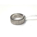 1970s 18ct white gold wedding ring with textured line decoartion to the band