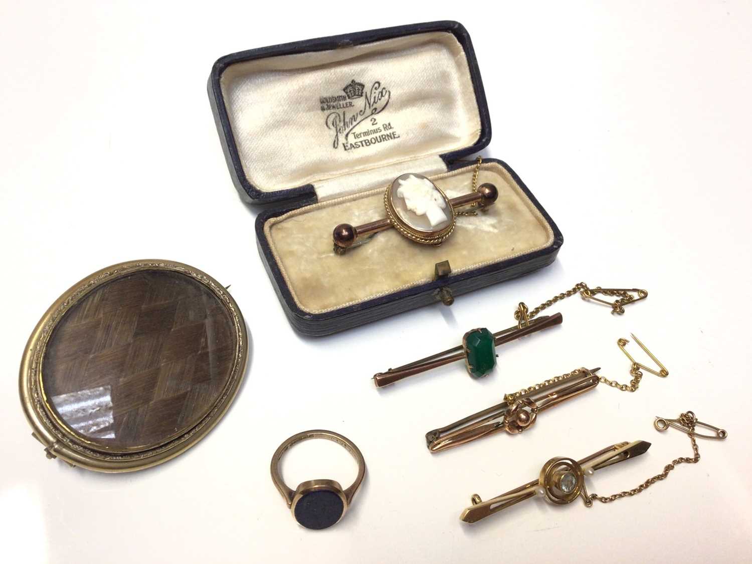 Victorian 15ct gold bar brooch, two other 9ct gold bar brooches, 9ct gold ring and two other brooche