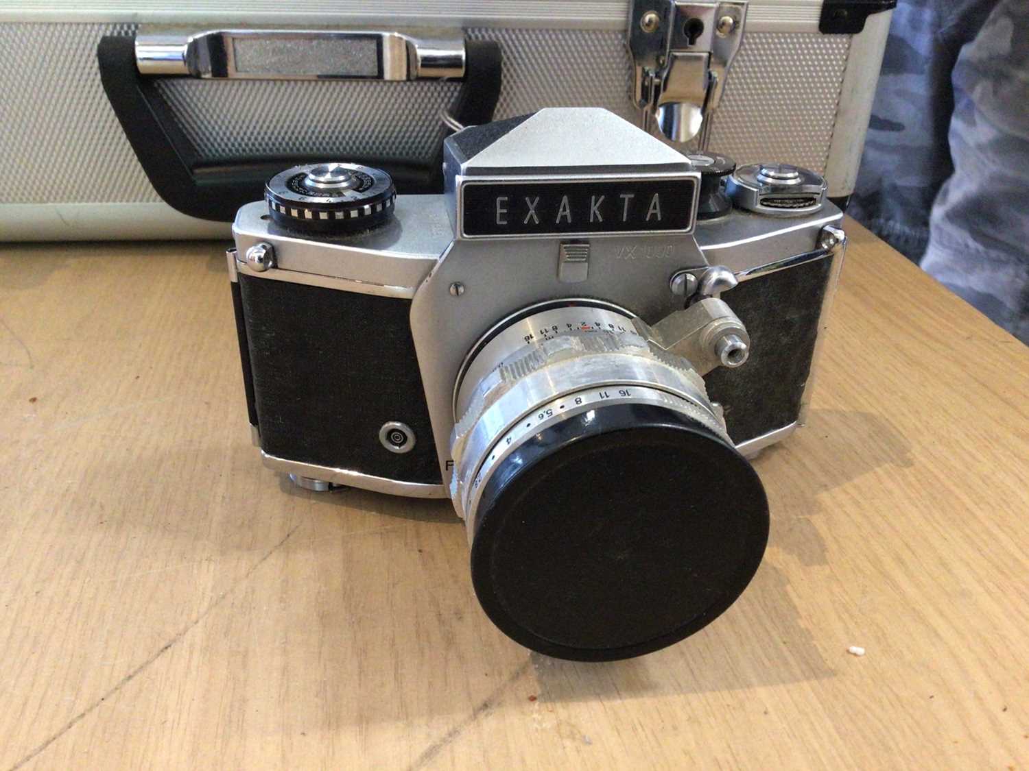 Group of cameras and lenses, including Edixa, Exakta, Zeiss, Voigtlander, etc, in two hard cases - Image 15 of 17