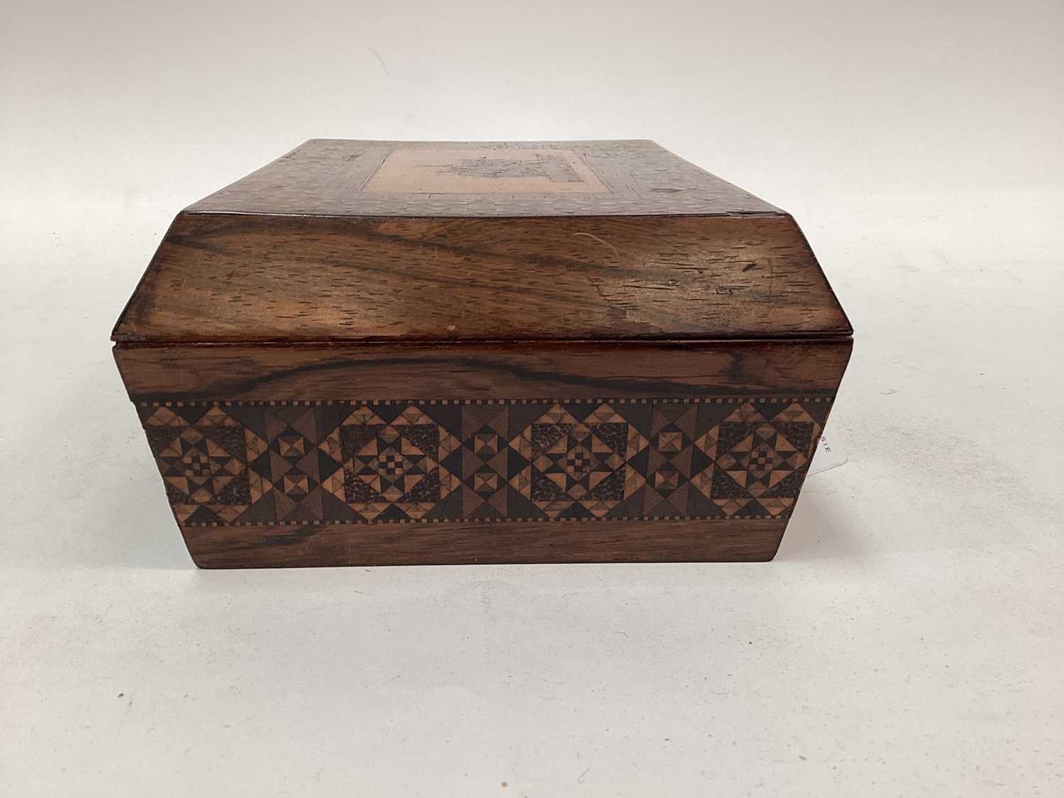 Victorian Tunbridgeware sewing box, the top with inlaid picture of a cottage, with geometric pattern - Image 4 of 10