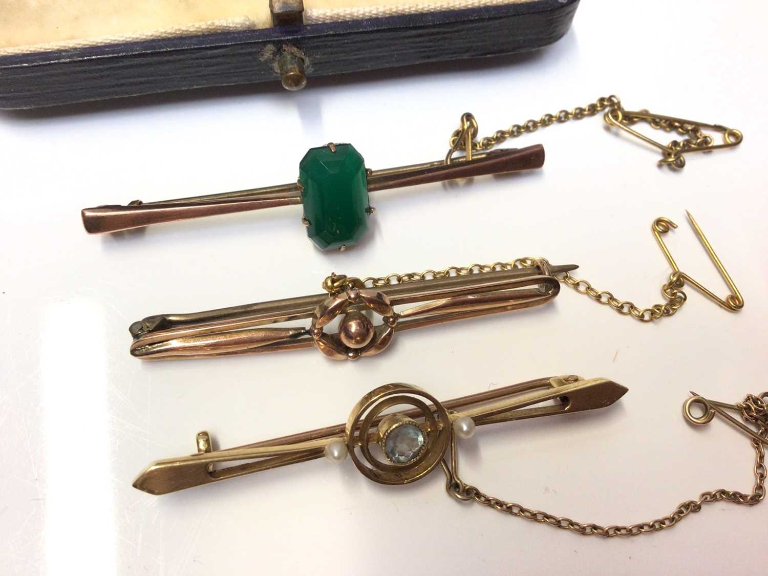 Victorian 15ct gold bar brooch, two other 9ct gold bar brooches, 9ct gold ring and two other brooche - Image 3 of 5