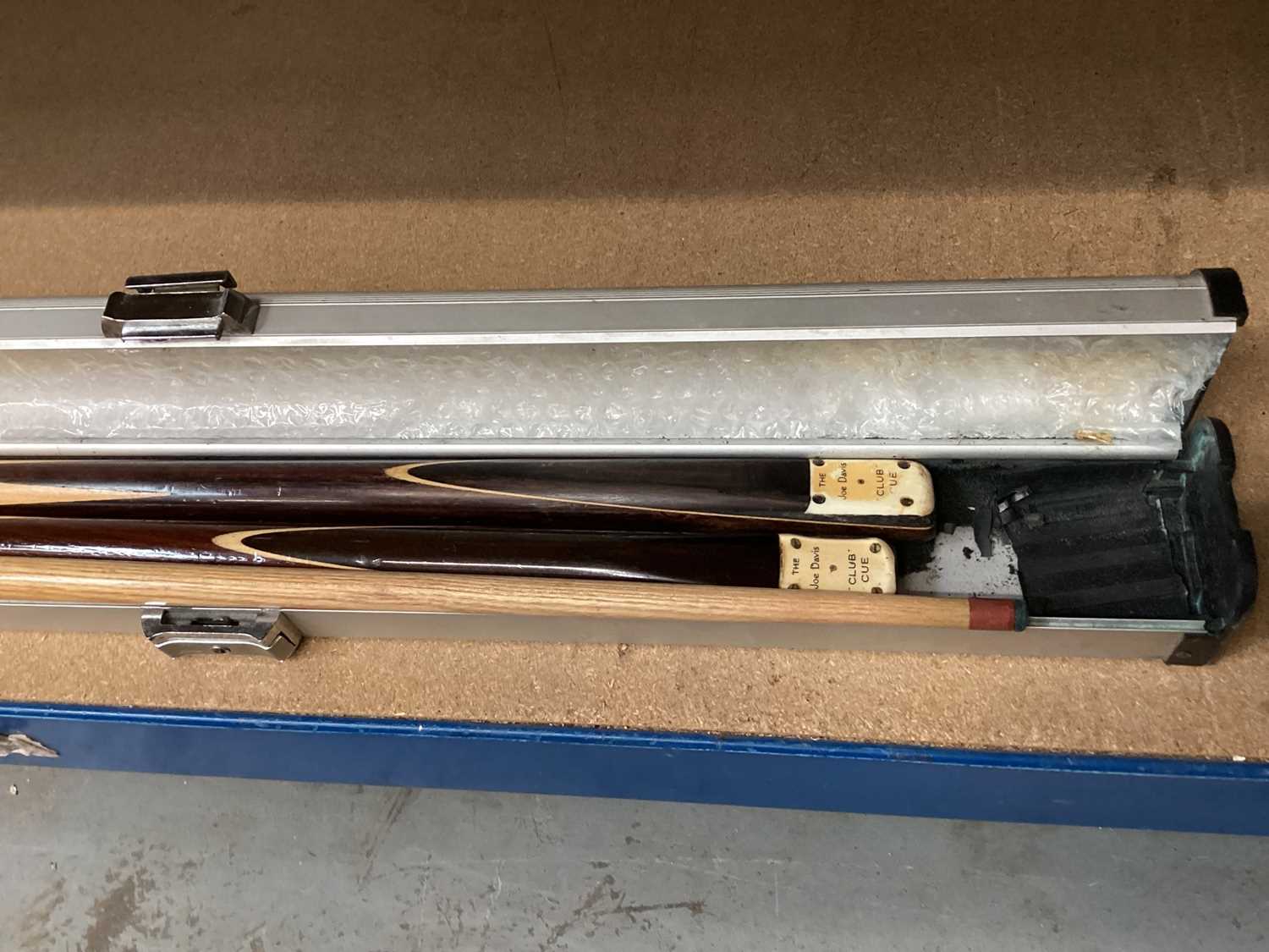 Two Joe Davis 'Club' cues and a Permac Club snooker cue, with case - Image 2 of 7