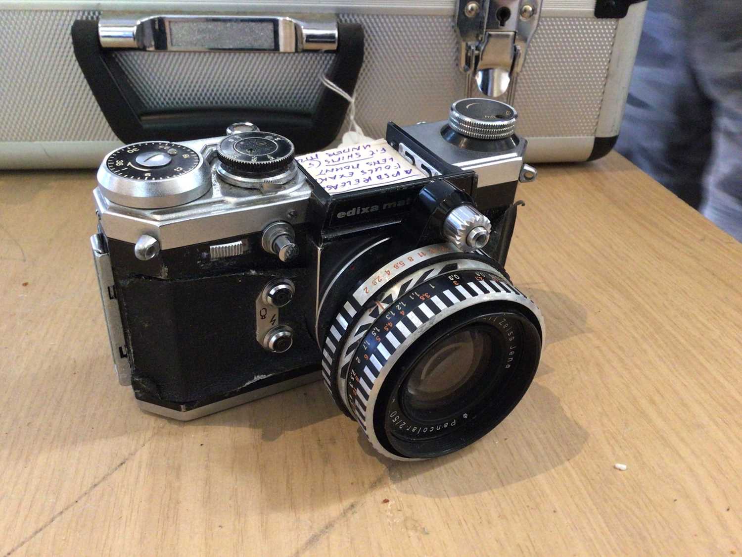 Group of cameras and lenses, including Edixa, Exakta, Zeiss, Voigtlander, etc, in two hard cases - Image 16 of 17