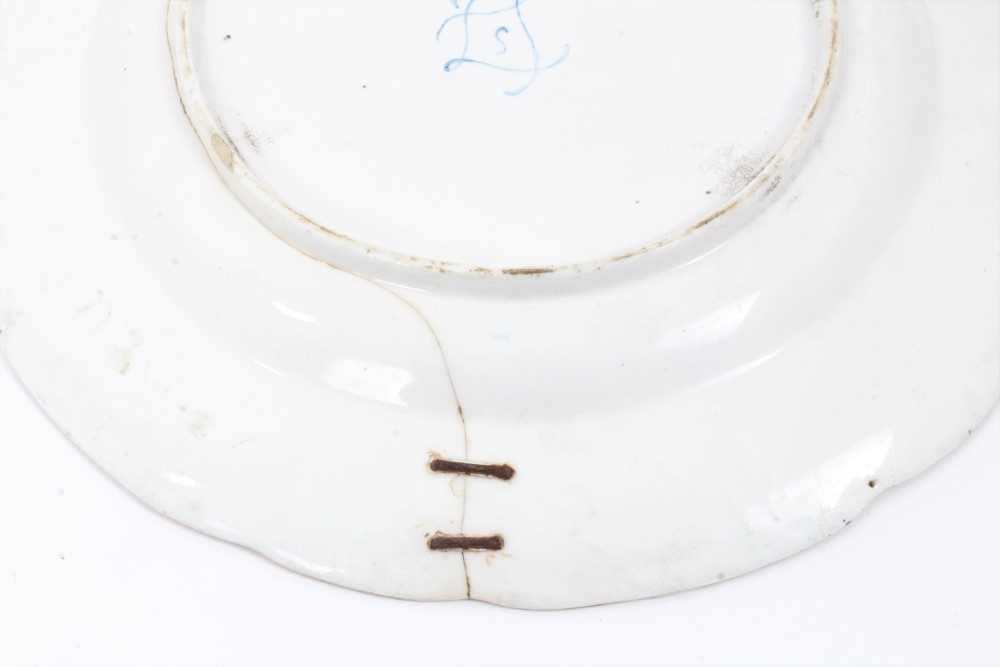 Six 18th century Sevres soft paste porcelain plates - Bild 10 aus 15