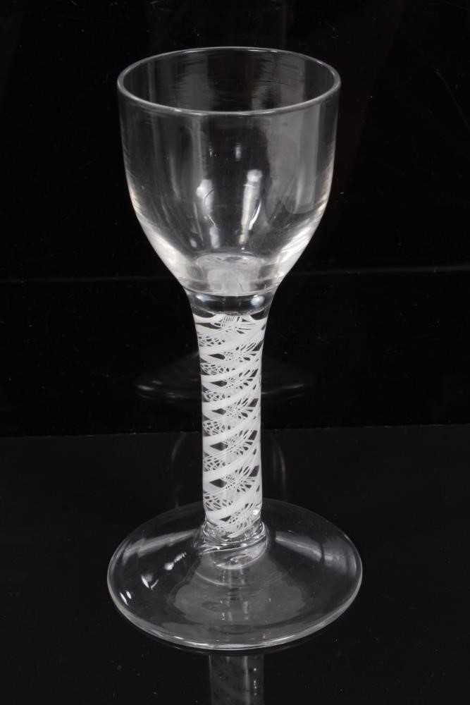 18th century wine glass with plain bowl, double opaque twist stem on splayed foot 13.5cm high - Bild 4 aus 4