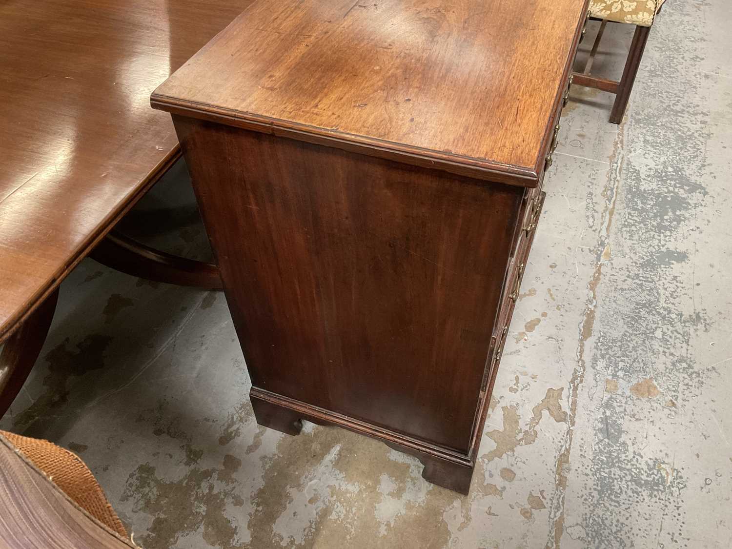 George III mahogany chest of drawers with brushing slide and four long graduated drawers with brass - Bild 3 aus 7