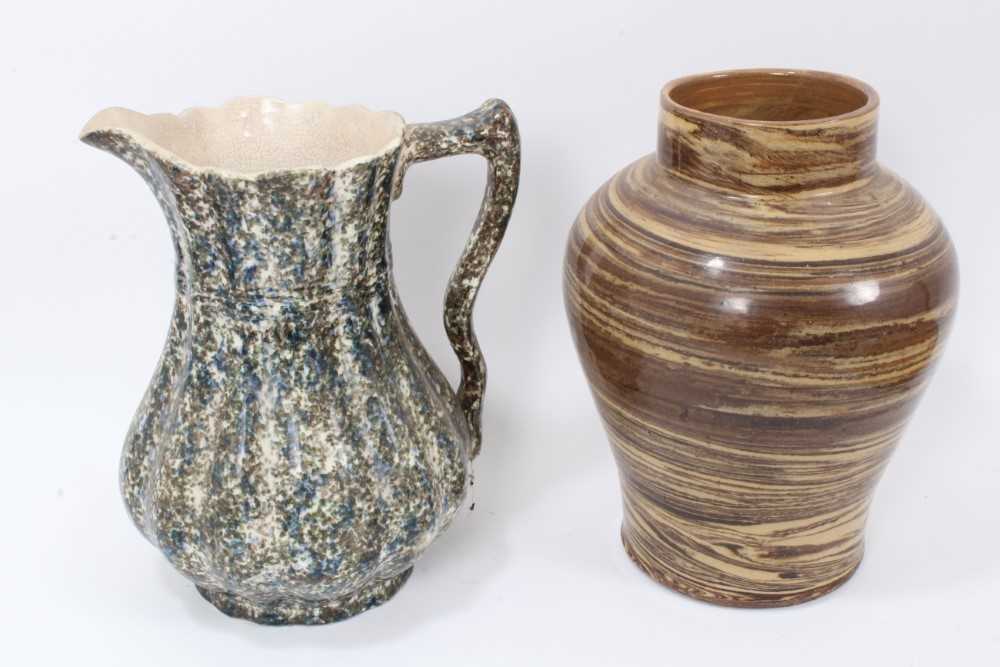 Four pieces of 19th century pottery, including an agate ware jar, two sponge ware jugs, and a large - Bild 4 aus 7