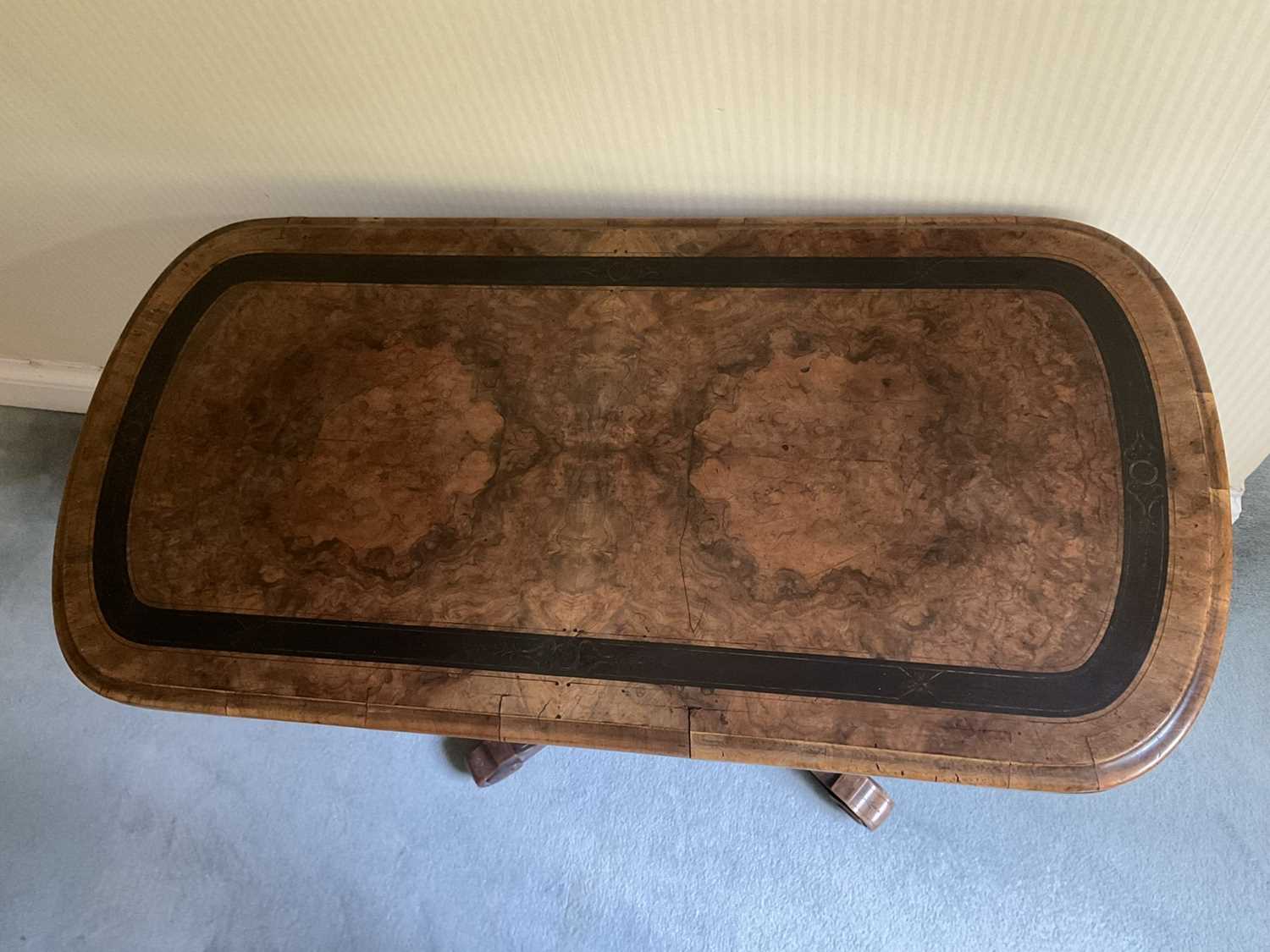 Victorian figured walnut and ebonised banded card table, of rounded rectangular form on fluted colum - Bild 3 aus 5