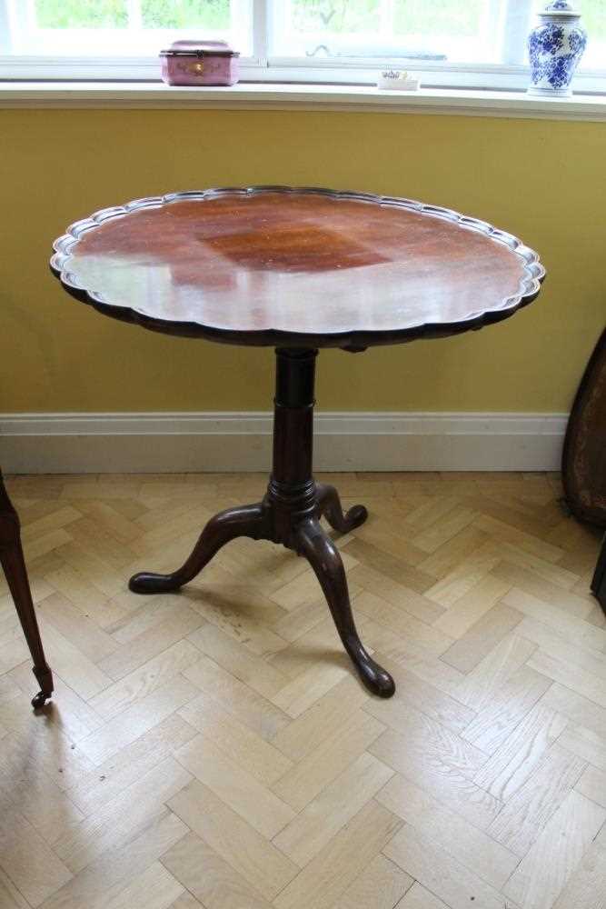 George III mahogany tripod supper / tea table with piecrust tilt top on birdcage mechanism, turned c