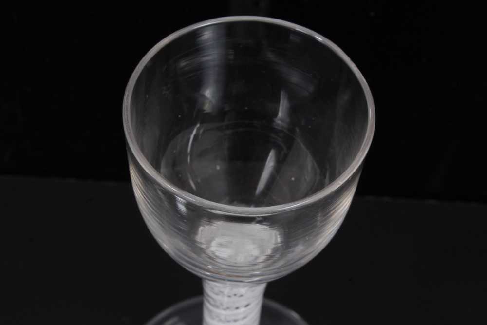 18th century wine glass with plain bowl, double opaque twist stem on splayed foot 13.5cm high - Bild 3 aus 4
