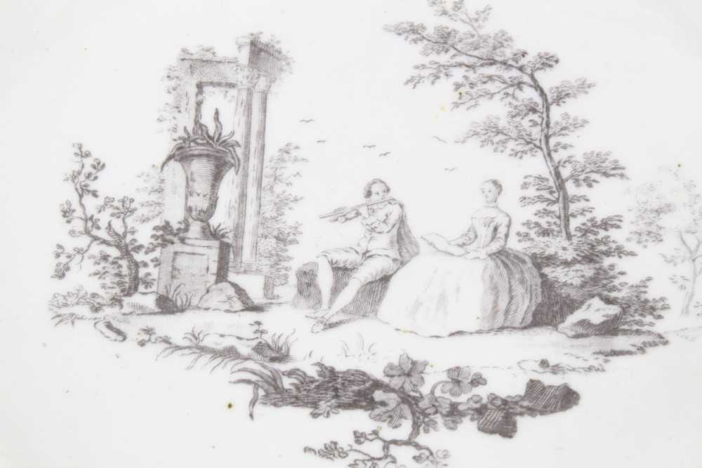 Worcester saucer, printed by Robert Hancock with The Singing Lesson, circa 1756-58. Provenance; Norm - Bild 2 aus 3