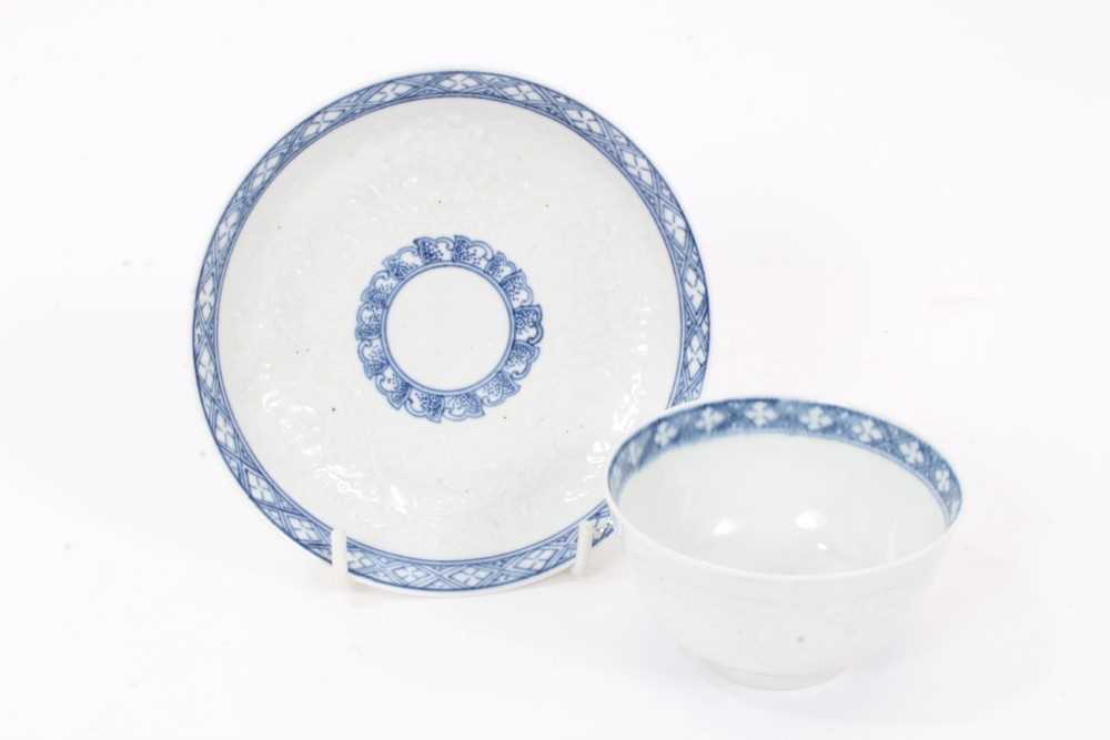 18th century Worcester moulded blue and white tea bowl and saucer, circa 1755. Provenance; Godden Re - Bild 2 aus 3