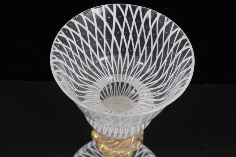 Fine Venetian wine glass with opaque lattice work and gold splash twist stem on lattice foot 12cm hi - Bild 3 aus 3