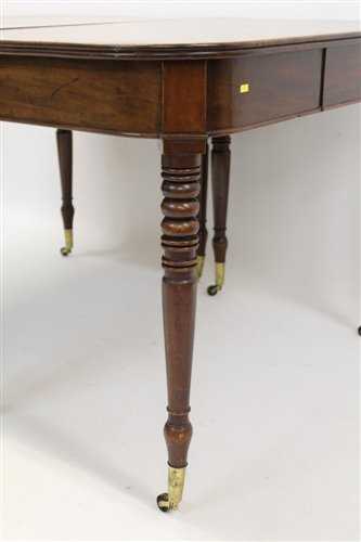 Good Regency figured mahogany extending dining table, with D-ends raised on ringed turned legs and b - Bild 3 aus 11